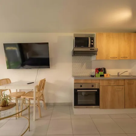 Renovated 2-room House With Garden *